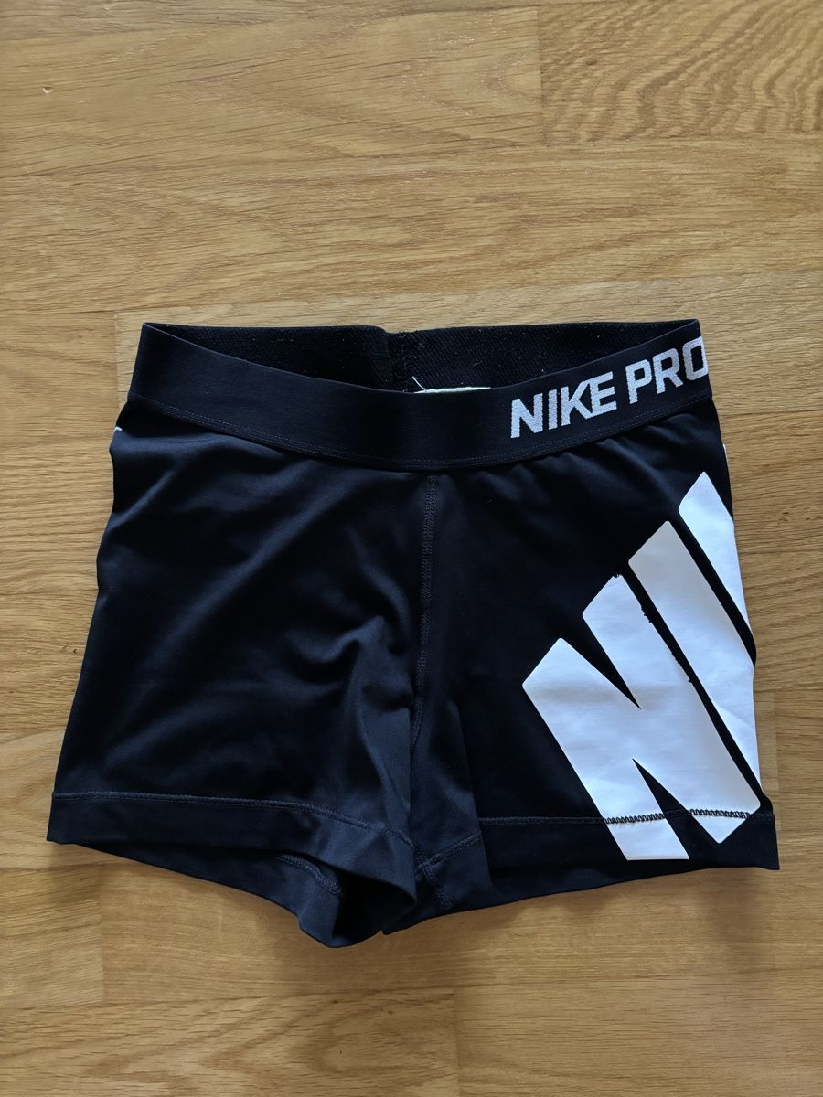 Nike Hosen: Nike Shorts – Gebraucht aus Kaltbrunn von celiabernet