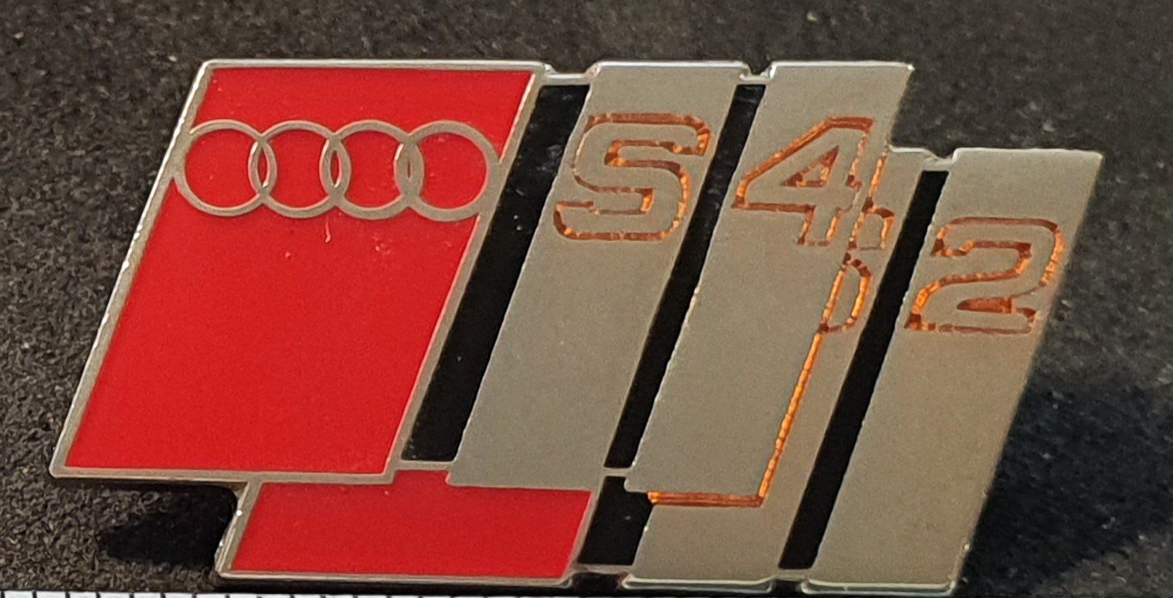 Audi Plaketten & Abzeichen: BB998B - Pin Auto / AUDI S4 & S2 Logo Emblem – Gebraucht aus Reinach BL von Boston-Verkauf