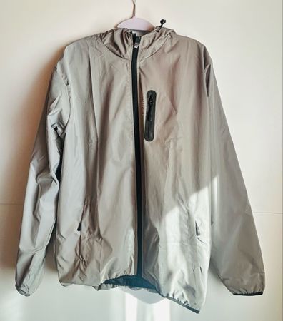 Wasserabweisende, reflektierende Windjacke
