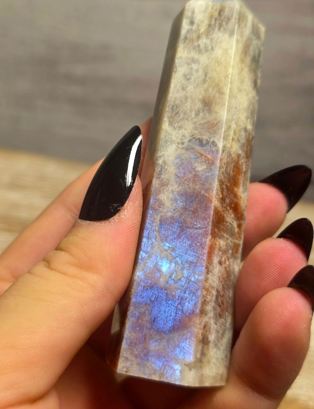 Minerali & Pietre curative: Mondstein Obelisk mit blauem Flash C 92g – Nuovo e nell'imballaggio originale da Matzingen venduto da Shay_Crystalz 2