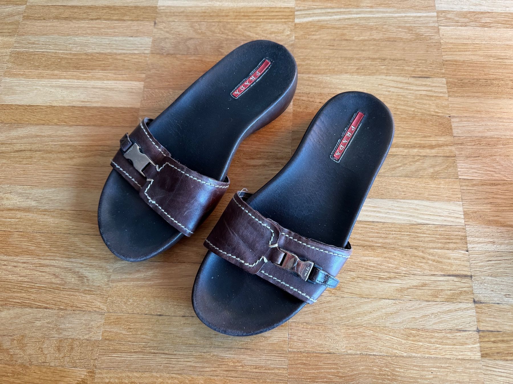 Prada Scarpe da uomo: Vintage Prada Brown Leather Slides - EU 38 – Usato da Fribourg venduto da mariedw
