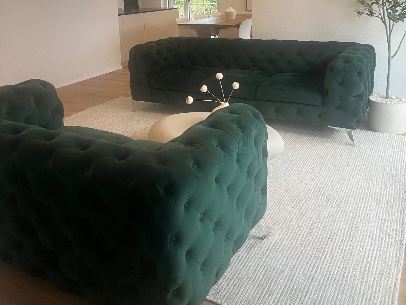 Chesterfield Divani: Zwei Chesterfield Sofas Samt wie neu – Nuovo (secondo la descrizione) da Wetzikon ZH venduto da hee_xvf9 1