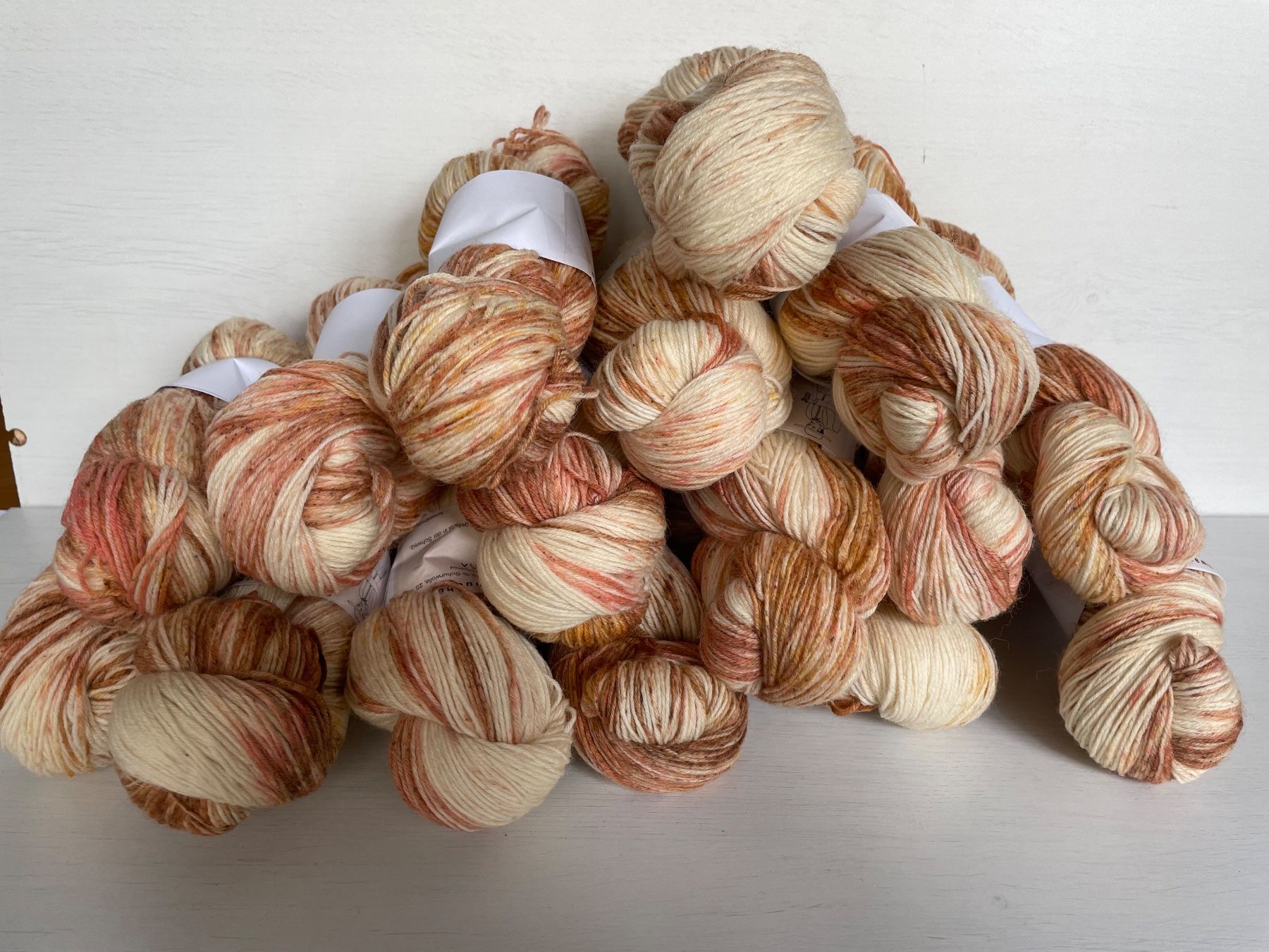 Lana: 1 Knäuel Handgefärbte Sockenwolle – Nuovo e nell'imballaggio originale da Büsserach venduto da bor_s88m 1