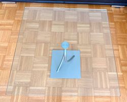 Design-Couchtisch "Rolf Benz"  Glasplatte mit Skulptur-Fuss