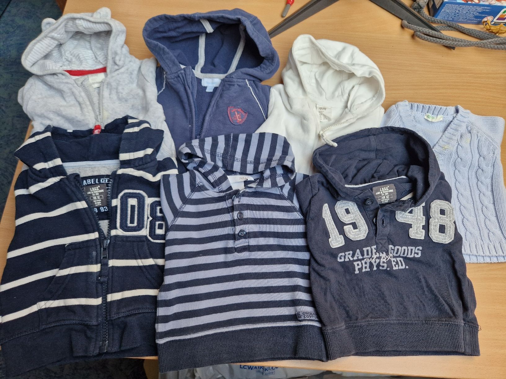 H&M Lotti & Set di vestiti: Kinder Kleider Paket Pullover Gr 56/62 – Usato da Hornussen venduto da Rysrys