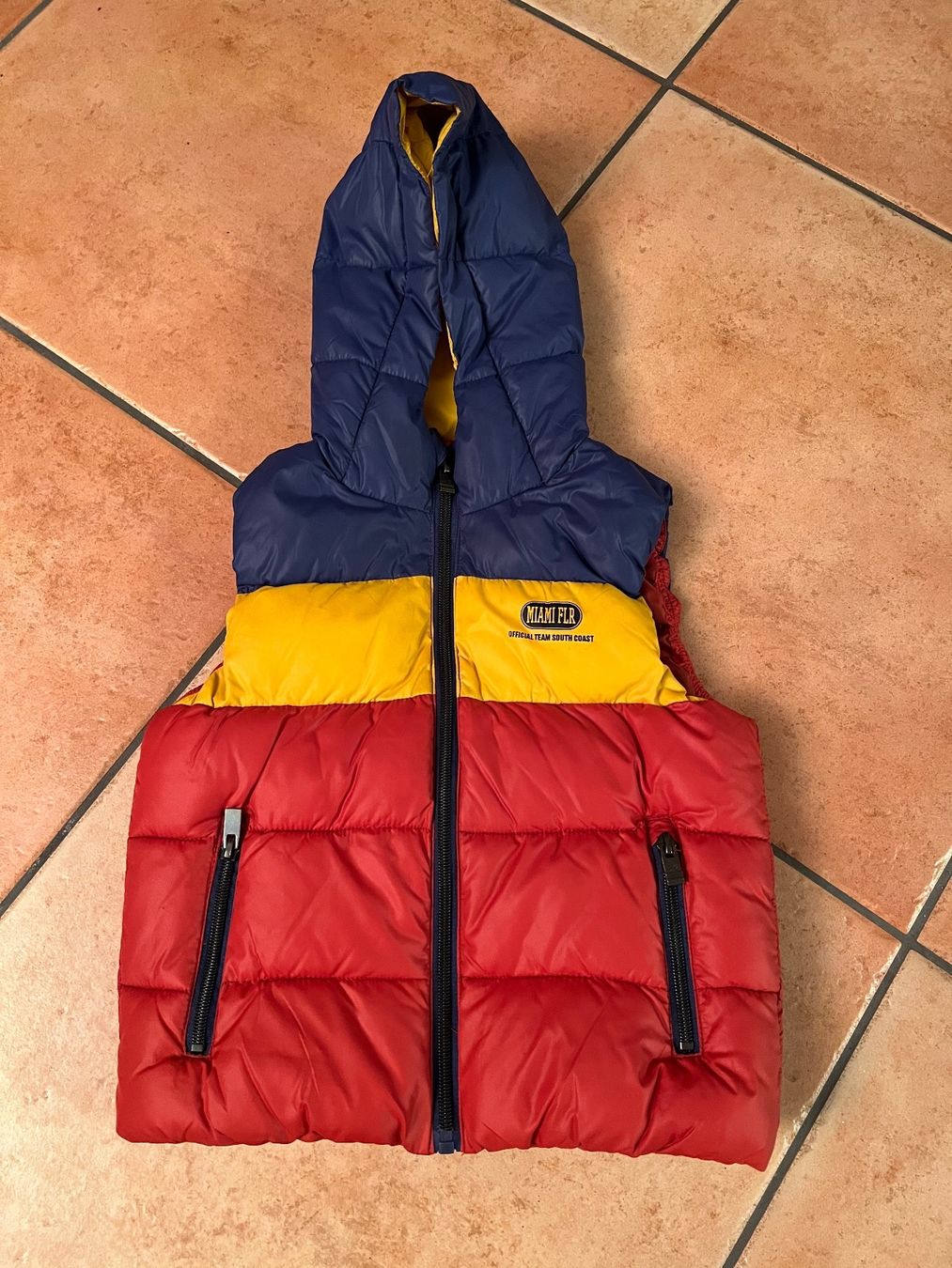 Jacken & Mäntel: Cooles Gilet Grösse 104 – Gebraucht aus Schmitten FR von FAJost