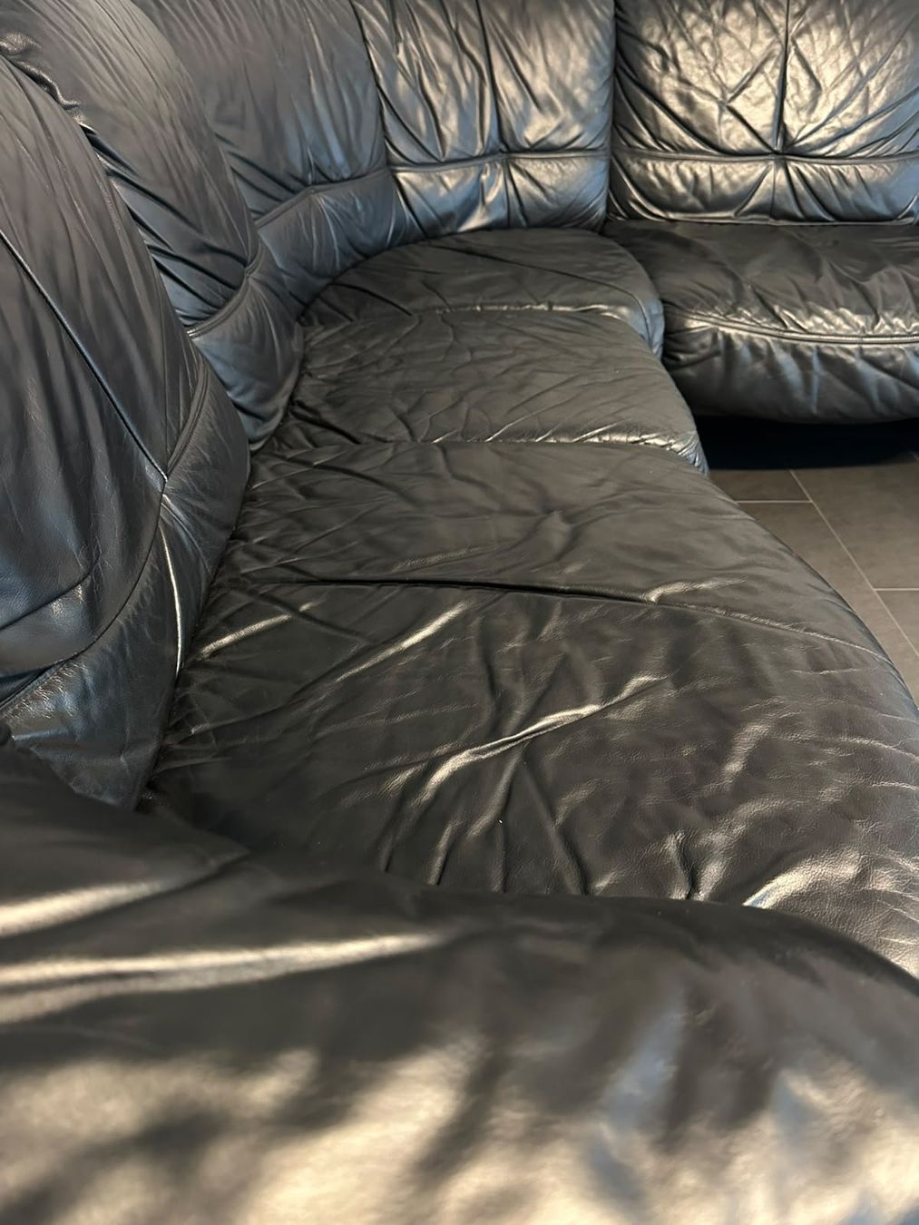 Sofas: Ledersofa schwarz mit Hocker – Gebraucht aus Eschlikon TG von lor_hp9v 2