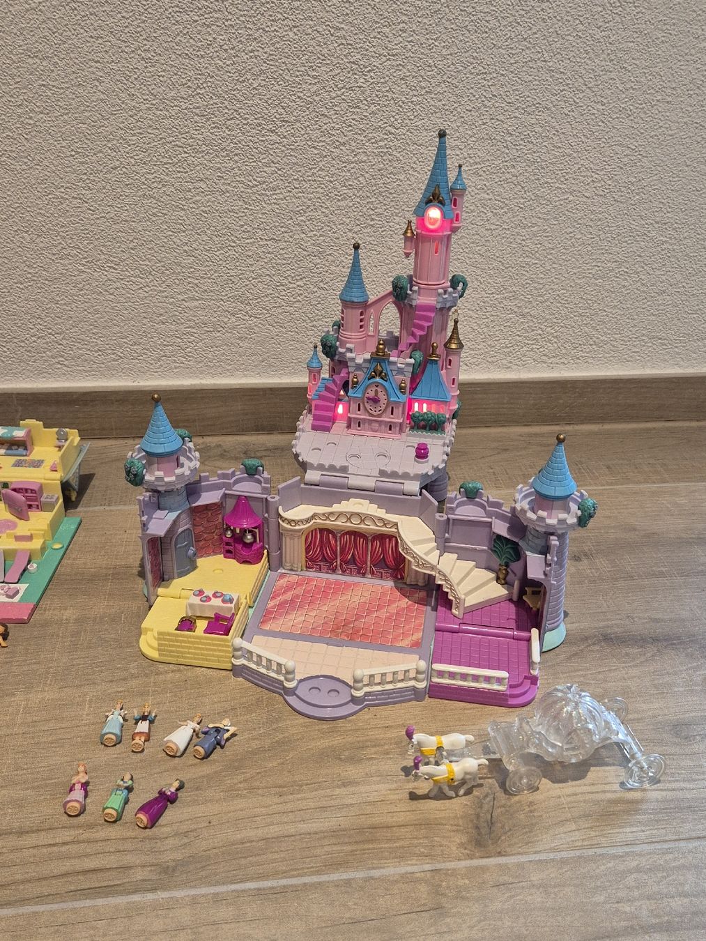 Polly Pocket Giocattoli: Polly Pocket Set mit Cinderella Schloss – Usato da Hörhausen venduto da mountain18 8