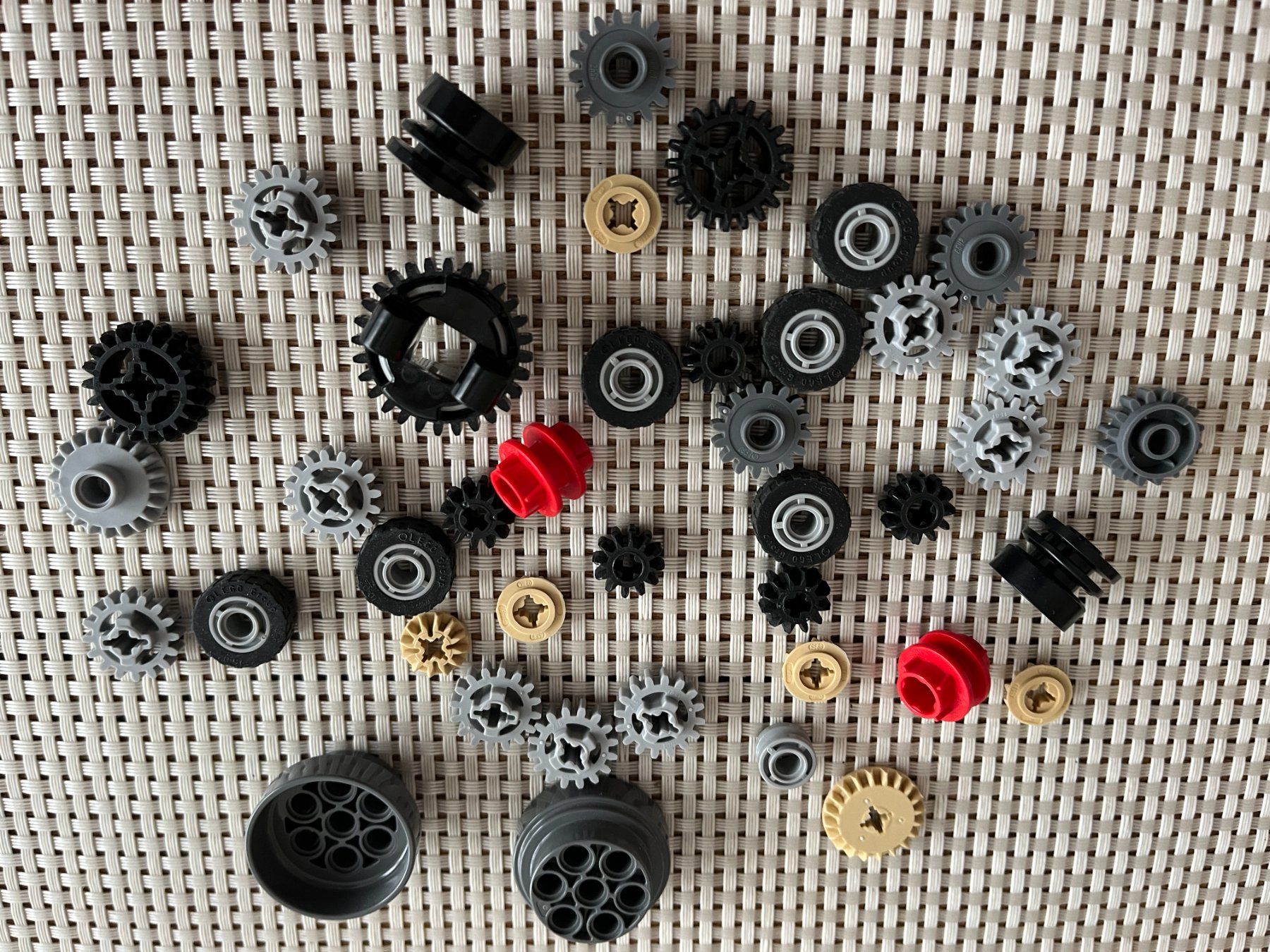 Lego Kit di costruzioni: Lego Technic 9396 4x Zahnräder grau  2 Differential rot – Usato da Buochs venduto da Techtelmechtel
