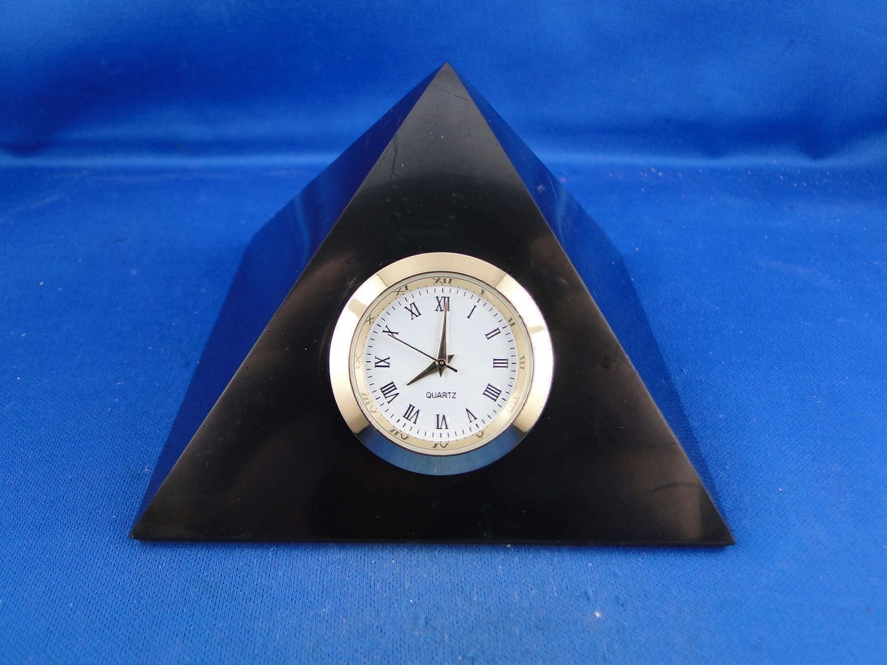 Minerali & Pietre curative: Shungit-Pyramide mit Uhr – Usato da Schinznach Bad venduto da Demerald