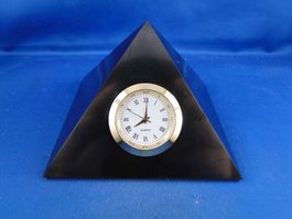Shungit-Pyramide mit Uhr