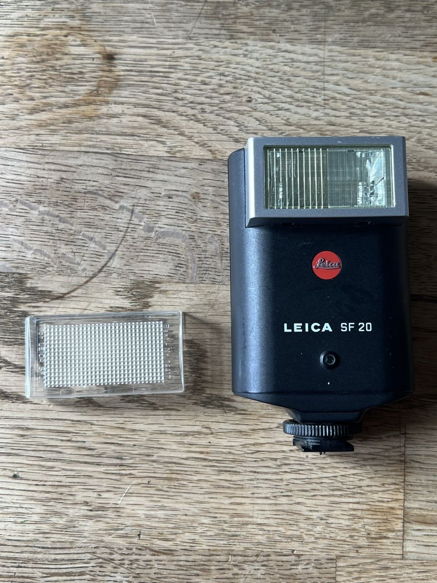 Leica Flash: Leica SF20 – Usato da Zürich venduto da analogeschatzkiste