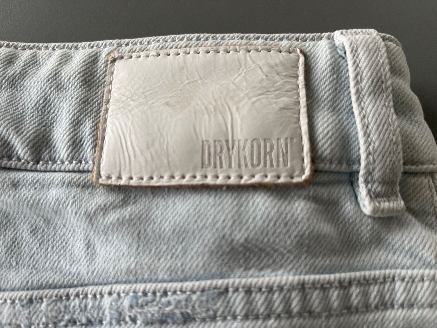 Drykorn Pantaloni: Drykorn Shorts 27 – Usato da Rossrüti venduto da Piccola7 3