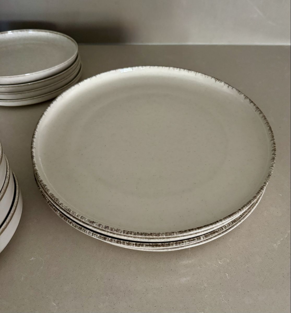 Set di piatti: Dining Set Dinner Plates, Bowls & Small Plates – Usato da Jona venduto da amy_pjw 2
