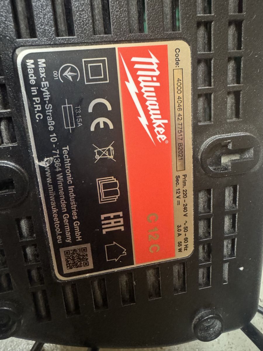 Milwaukee Akkus & Batterien: Milwaukee Ladegerät Akku – Gebraucht aus Emmenbrücke von Laurelo