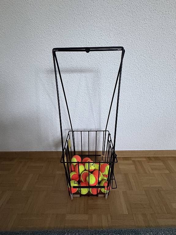 Palloni: 21 Stage 2 Tennis Bälle mit Korb – Usato da Schliern b. Köniz venduto da adirochs