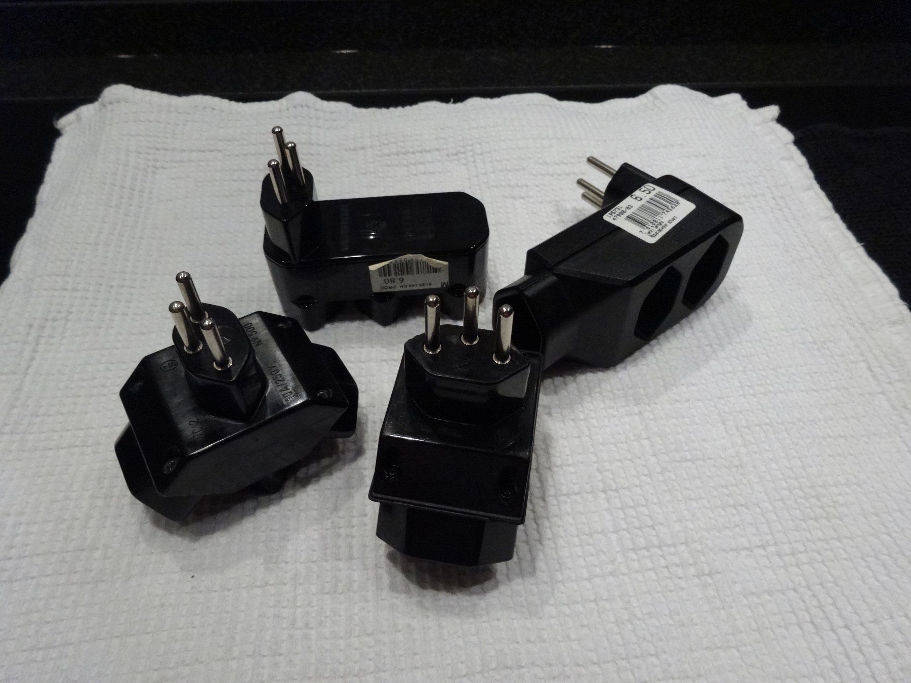 Alimentazione elettrica: 4 Allzweckstecker Schwarz – Usato da Neerach venduto da jenny062 2