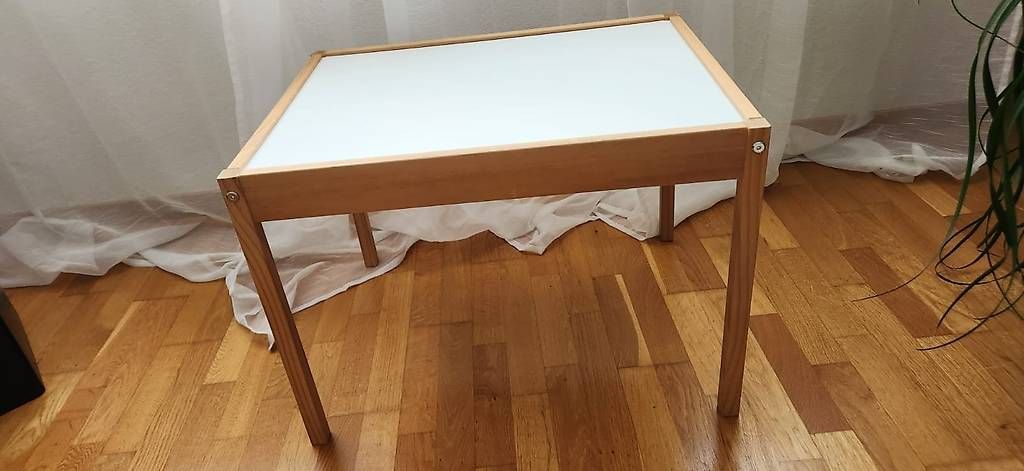 Tavoli: Kindertisch LÄTT Ikea mit 2 Stühlen – Usato da Lyssach venduto da twaddle28