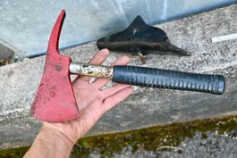 altes Feuerwehrbeil m Futteral Campingbeil Axt Peddinghaus