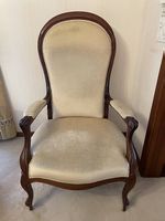 Grosser antiker Sessel mit Lehne