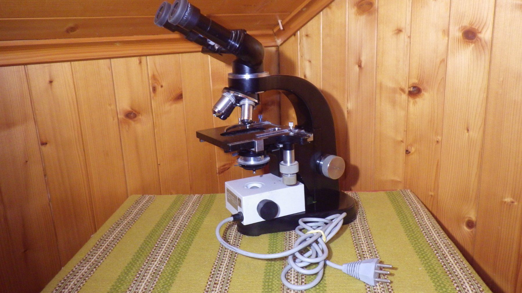 Leitz Microscopes: Microscope Leitz ?x 10x 45x 100x avec lampe variable – D'occasion à Corbeyrier par SkinGraft 1