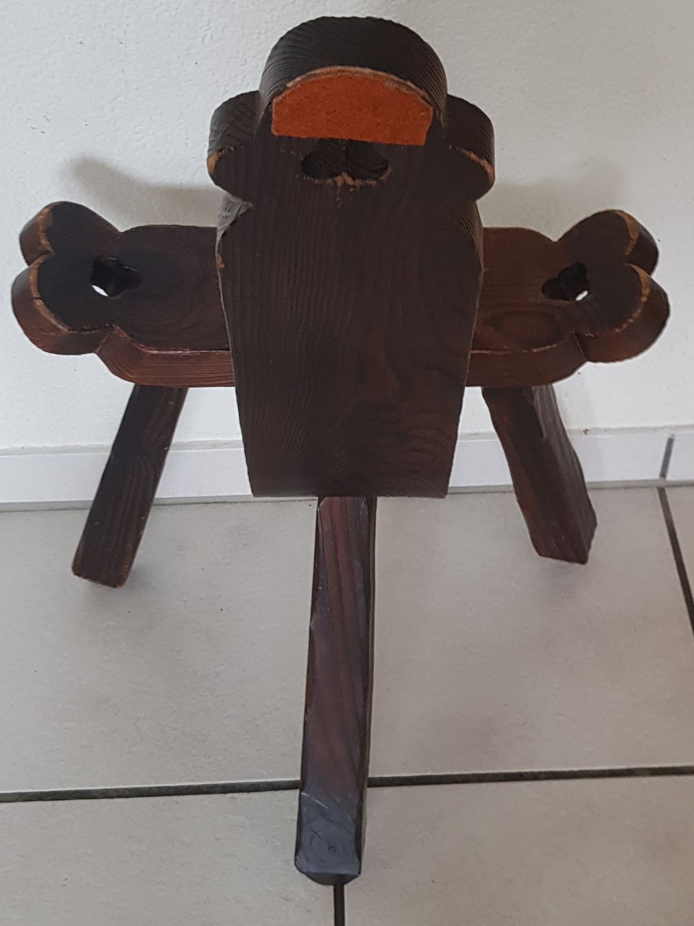 Stühle: Spanischer Vintage Holz Dreibein Stuhl – Gebraucht aus Mauensee von Braut-kleid 2