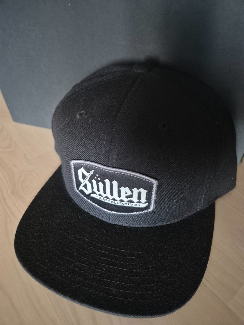 Copricapi, berretti & cappellini: Sullen Art Collective Snapback – Usato da Trogen venduto da Monk3yWear