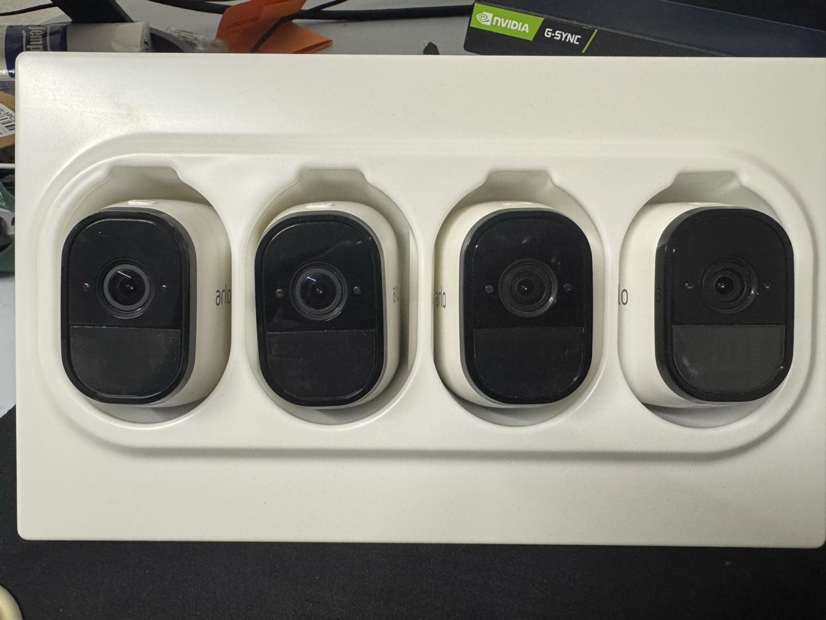 Arlo Camcorder: Arlo Pro Überwachungssystem – 4 Kameras + Base Station – Gebraucht aus Gunzgen von Node4164 1