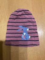 Süsse Kindermütze mit Hasen-Motiv.