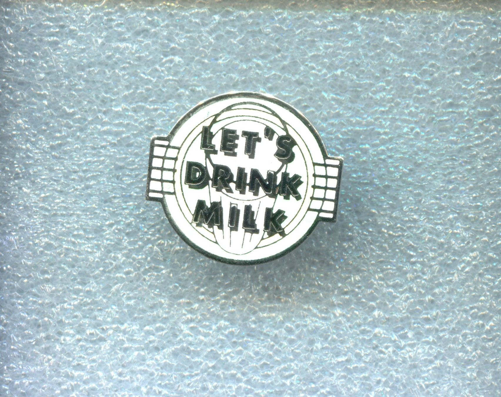 Placchette & Badge: LET'S DRINK MILK – Usato da Winterthur venduto da Sammleroase