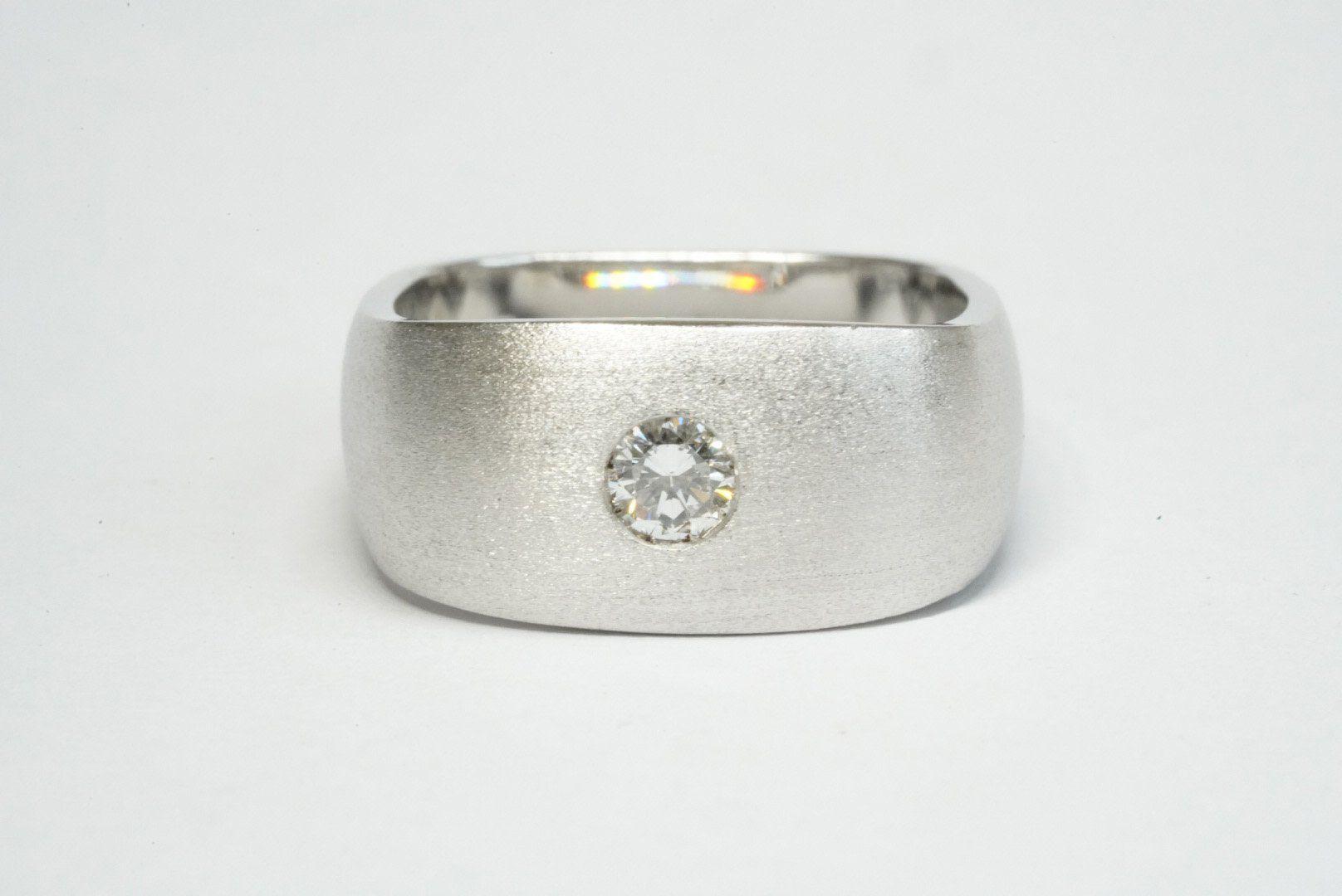 Ringe: Fingerring 18k Weissgold mit Diamant – Gebraucht aus Bülach von Re-Jewelled