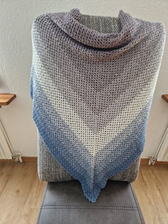 Handarbeit, Dreiecktuch, gehäkelt, grau-weiss-blau