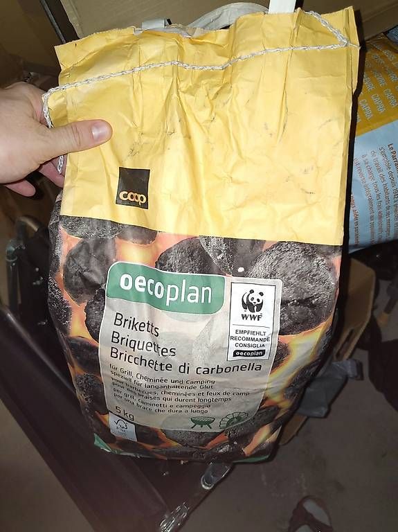 Articoli in legno: Eine Sack kohlebriketts – Nuovo e nell'imballaggio originale da Oberwil BL venduto da vin_x5w9