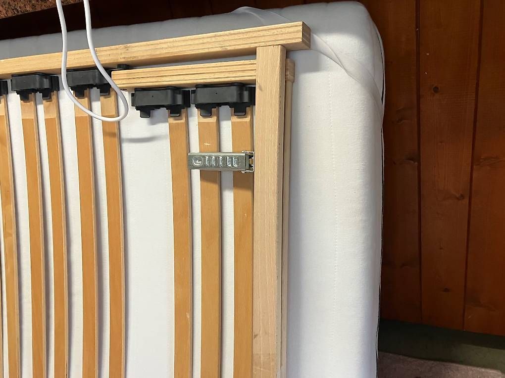 Letti: Weisses Bett mit Rost Matratze 200x90 – Usato da Simplon Dorf venduto da fraueulalia 1