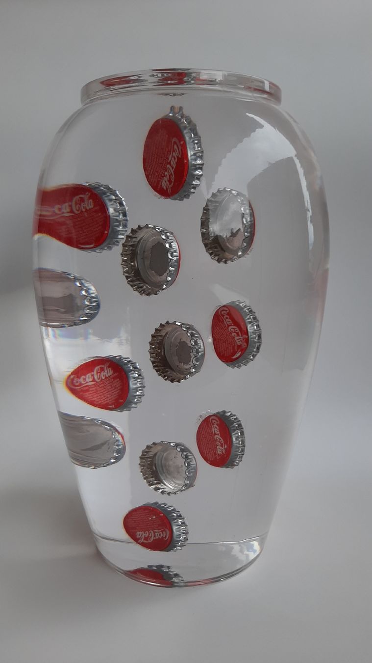 Coca-Cola Tutte le decorazioni: Capsule Coca-Cola dans une sculpture en lucite – Usato da Lausanne venduto da 55michel 1