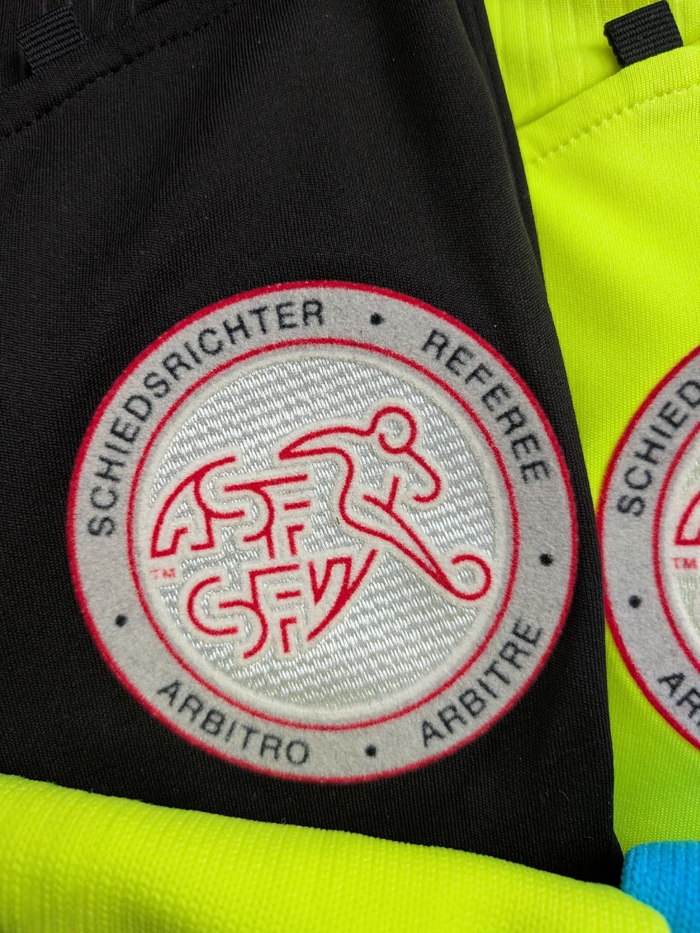 Canottiere & Pantaloni: Schiedsrichter Trikot-Set Macron 2022 – Usato da Rosshäusern venduto da RMCF 1