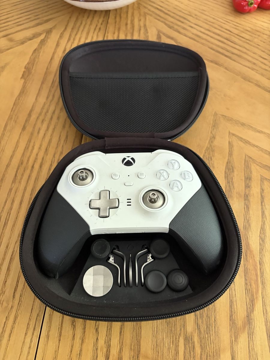 Microsoft Controller: Xbox Elite Series 2 Controller mit Zubehoer und Tasche – Usato da Oberuzwil venduto da jan_gsx2 5