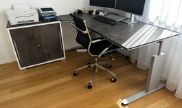 Schreibtisch mit Aktenelement