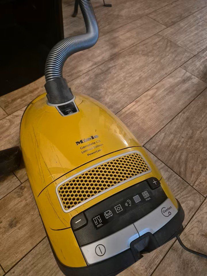 Miele Staubsauger & Zubehör: Miele Complete C3 PowerLine Staubsauger – Gebraucht aus Langrickenbach von jes_y7zw