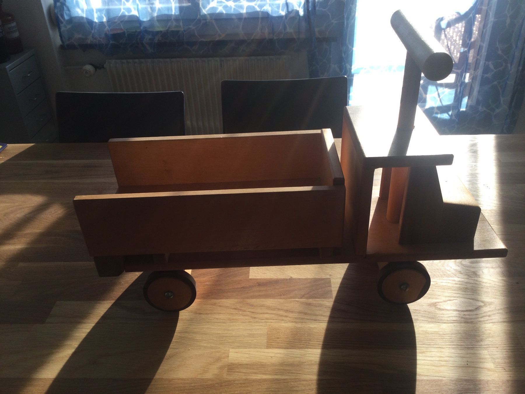 Autoribaltabili: CAMION EN BOIS POUR ENFANTS – Usato da Brügg BE venduto da traindenuit