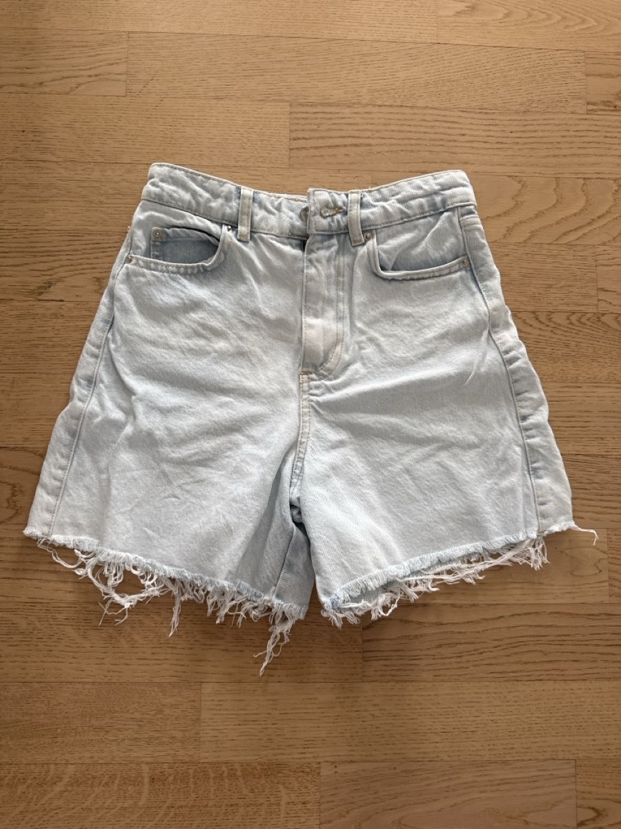 Zara Jeans: Zara Shorts, hellblau, destroyed Look, Sommer, Gr. 32 – Neu (gemäss Beschreibung) aus Arbon von llaauraa
