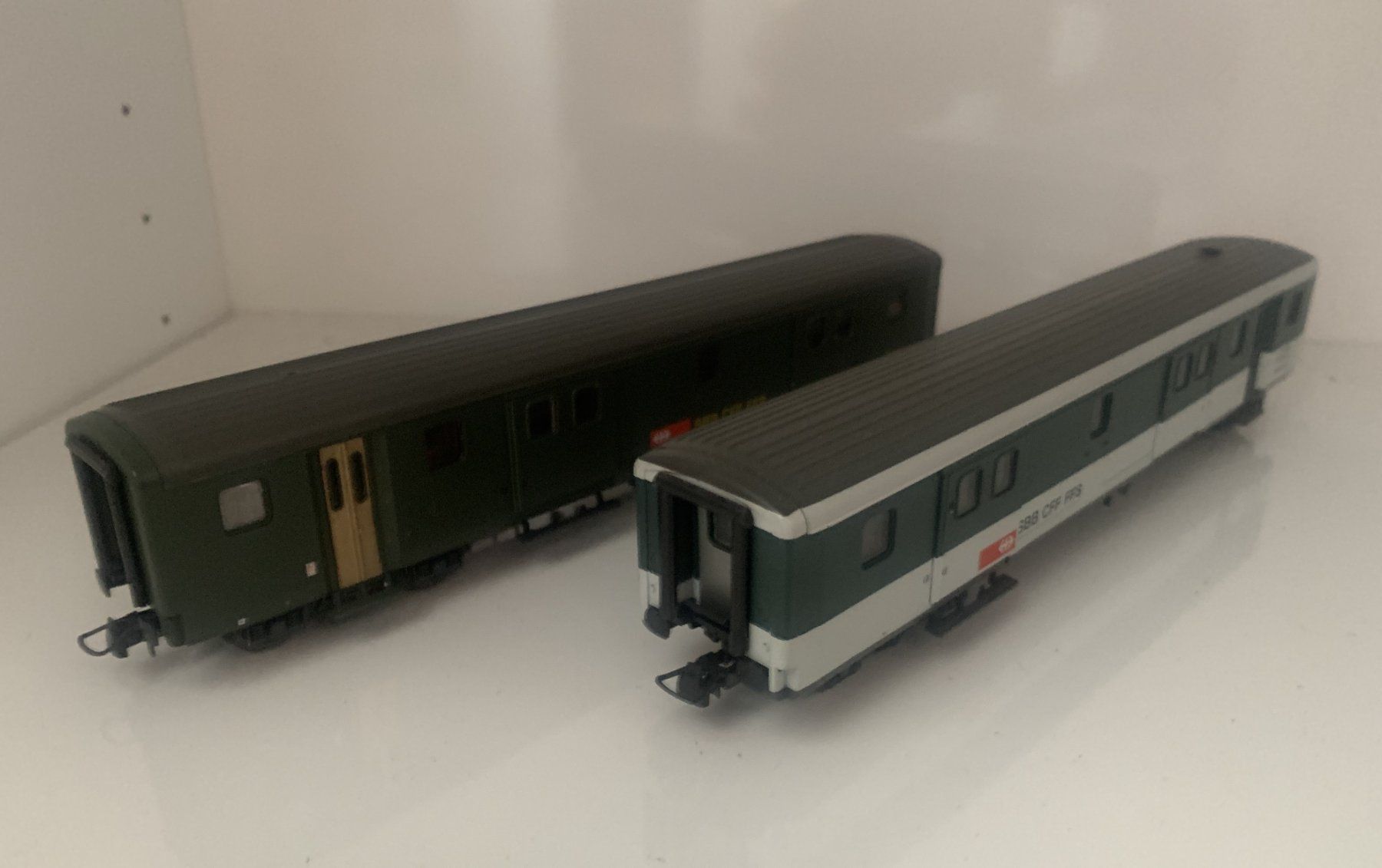 Roco Modellini di ferrovie: 2 Roco H0 SBB Gepäckwagen – Usato da Volketswil venduto da zwitsch33
