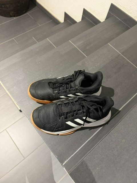 Adidas Schuhe für Mädchen: Hallenschuhe Mädchen 39 1/3 – Gebraucht aus Fulenbach von Torre72 2