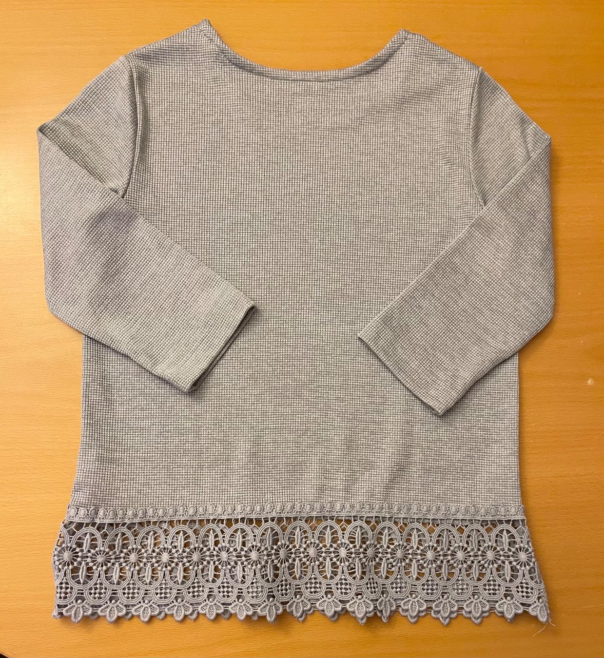 Maglioni & Felpe: Pullover mit Rüschen grau134/140 – Nuovo (secondo la descrizione) da Basel venduto da Seifehuesli 3