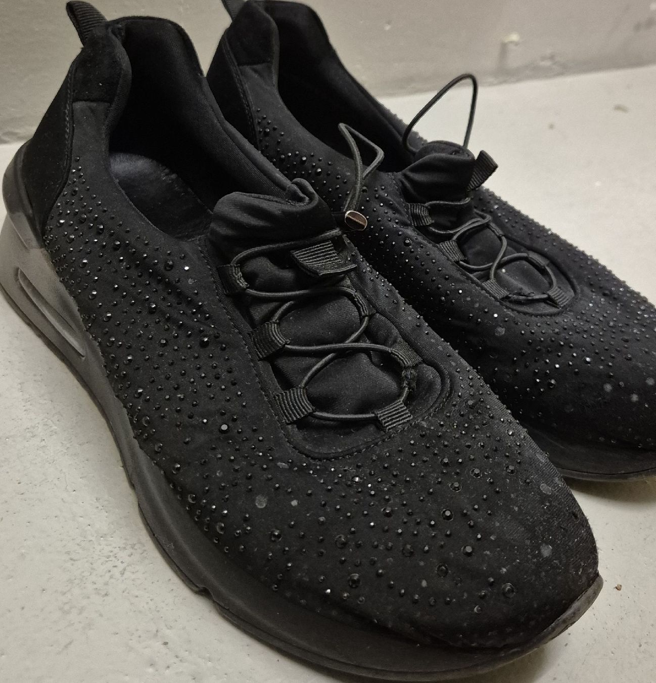 Damenschuhe: Damen Sneaker schwarz mit Glitzersteinen. – Gebraucht aus Bassersdorf von Scotch888