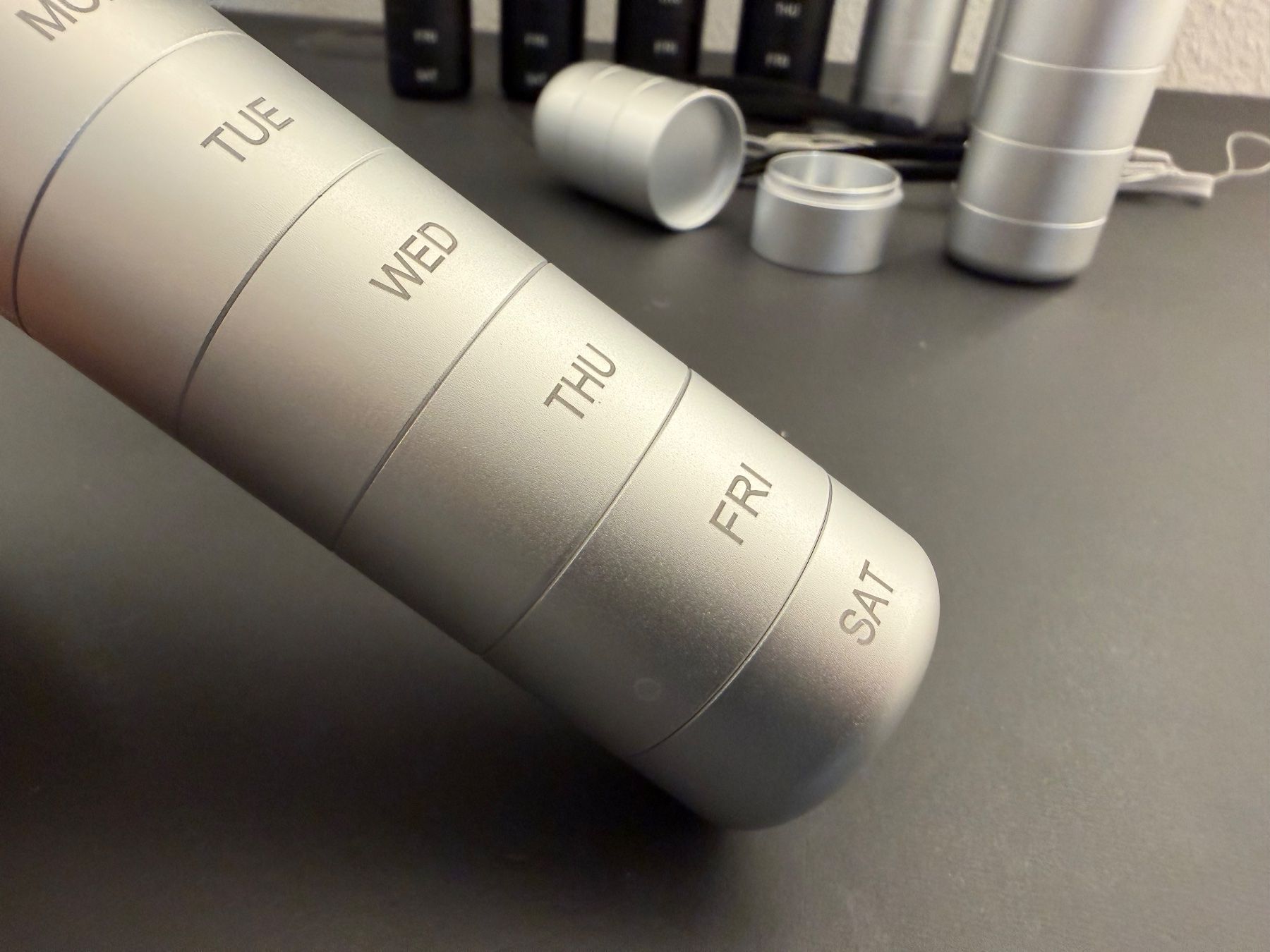 Contenitori & Simili: Alu Pillenbox Tablettenbehälter 8 Wochen – Nuovo (secondo la descrizione) da Lenzburg venduto da jmuenzing 1