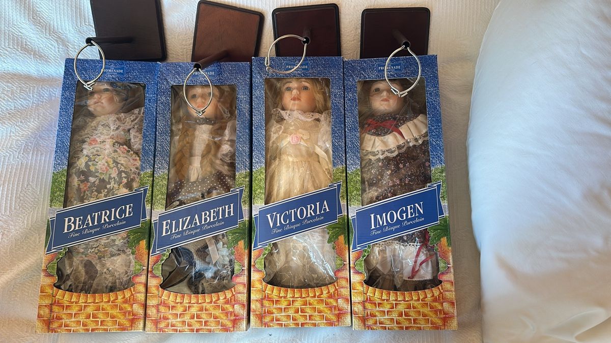 Bambole: Puppen mit Ständer, originalverpackt – Nuovo (secondo la descrizione) da Schwadernau venduto da mirifiesta