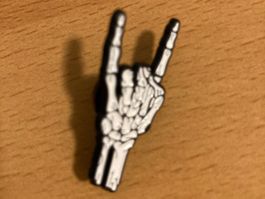 Pin Anstecker Punk Metal Rock Band