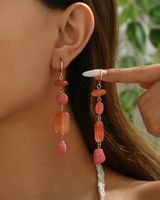Ohrringe mit Steinen in Orange und Rosa
