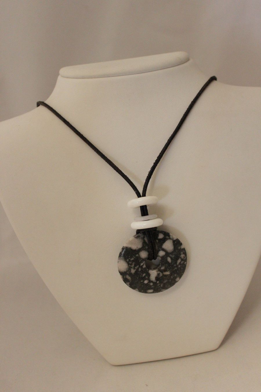 Catenine: Collier lanière cuir et pendentif pierre – Usato da Marsens venduto da fakia 2